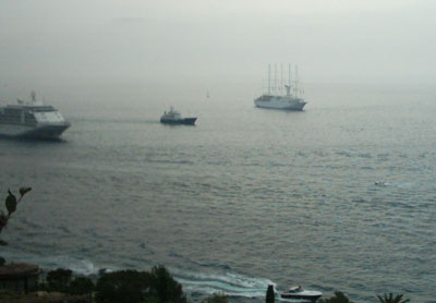 Vue des bteaux faisant escalle dans la Baie de Monaco le jour du grand Prix F1 2003!